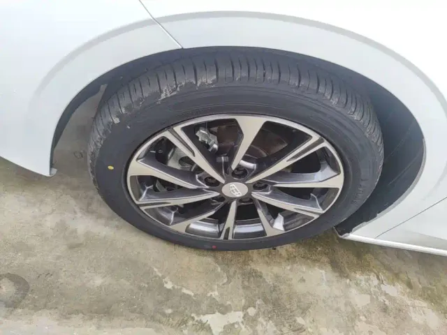 Geely Emgrand — Фото автомобиля 22