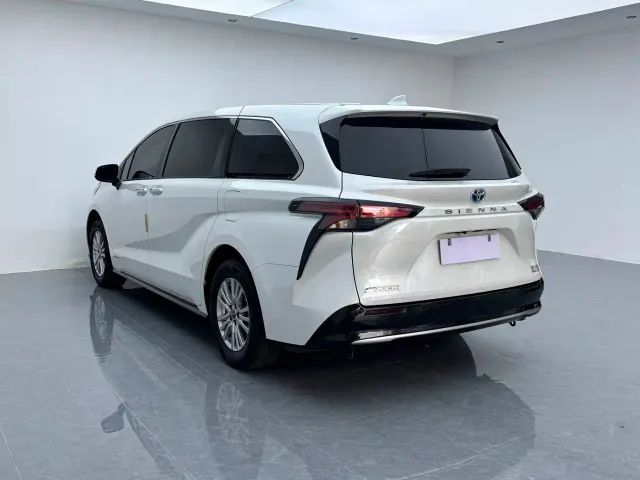 Toyota Sienna — Фото автомобиля 3