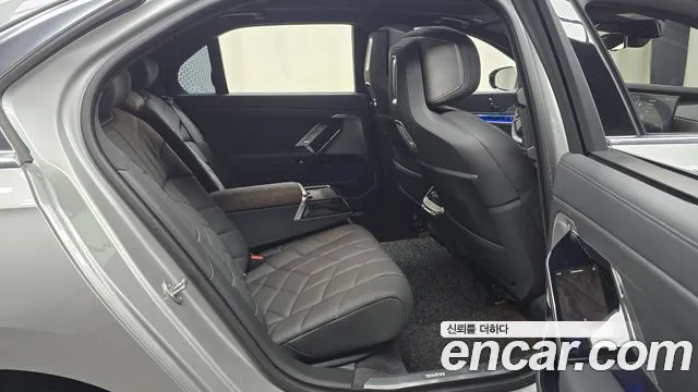 BMW 7-Series 7 серия (G70) 740i xDrive Classic Silver Edition — Фото автомобиля 11