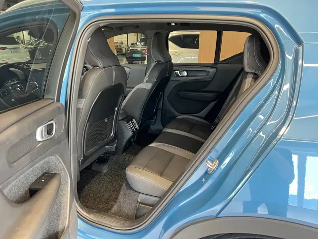 Volvo XC40 — Фото автомобиля 11