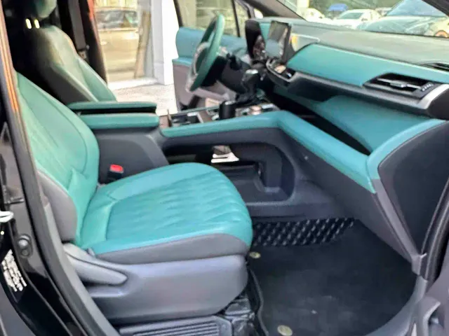 Toyota Sienna — Фото автомобиля 9