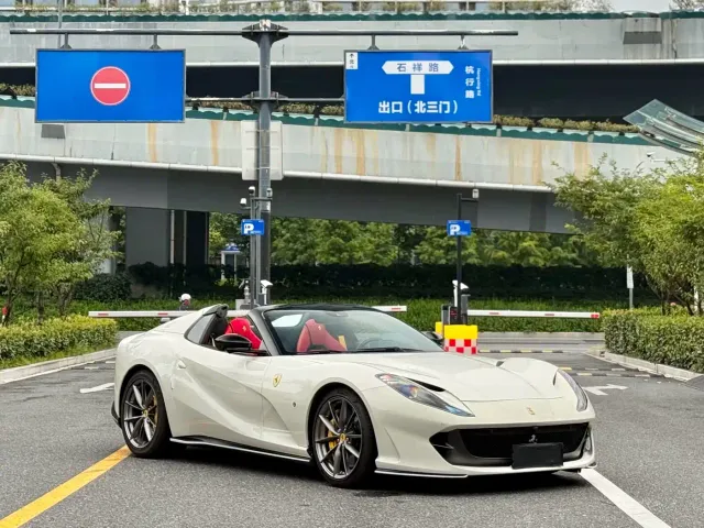Ferrari 812 — Фото автомобиля 2
