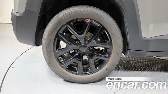 Jeep Renegade — Фото автомобиля 5