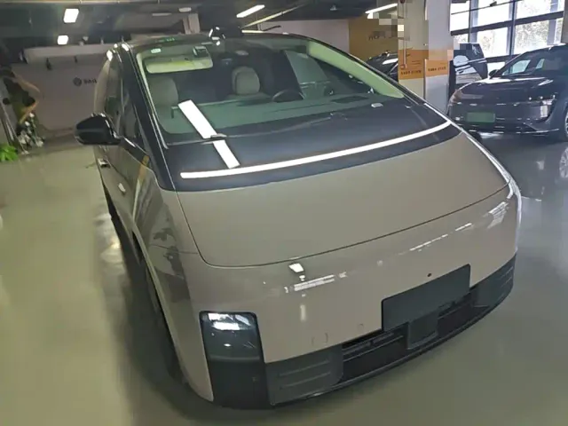 Li Auto MEGA — Фото автомобиля 3