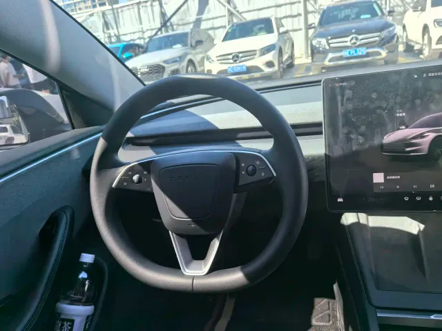Tesla Model 3 — Фото автомобиля 17