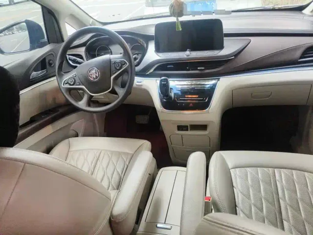Buick GL8 — Фото автомобиля 12