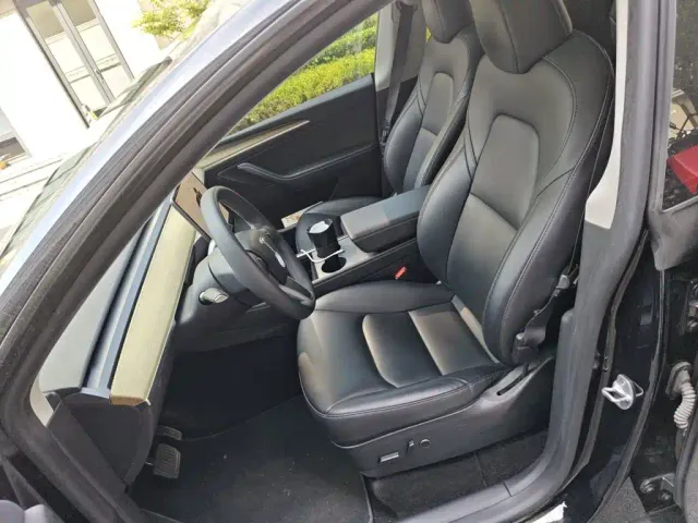 Tesla Model Y — Фото автомобиля 16