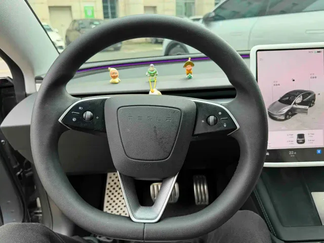 Tesla Model 3 — Фото автомобиля 6