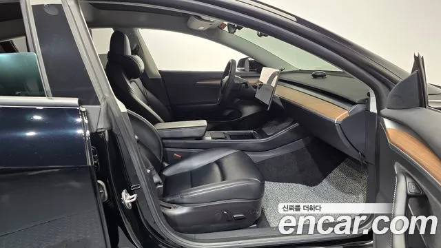 Tesla Model 3 — Фото автомобиля 24