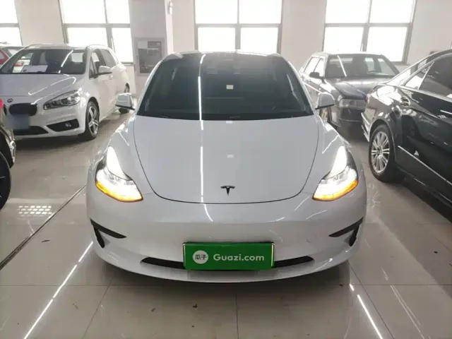 Tesla Model 3 — Фото автомобиля 2