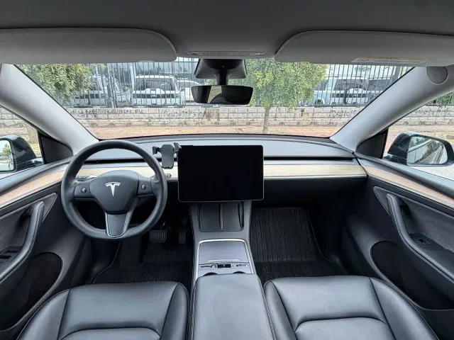 Tesla Model Y — Фото автомобиля 11