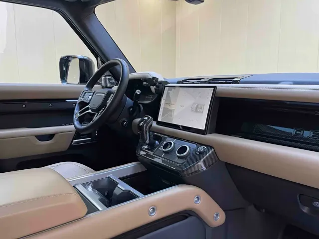 Land Rover Defender — Фото автомобиля 12
