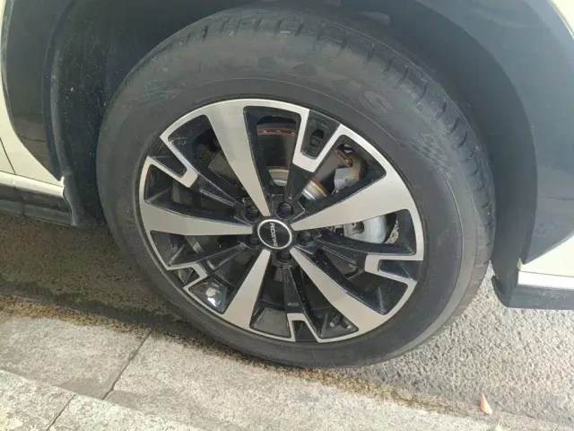 Roewe D5X DMH — Фото автомобиля 8