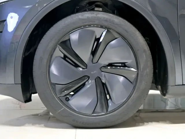Tesla Model Y — Фото автомобиля 20