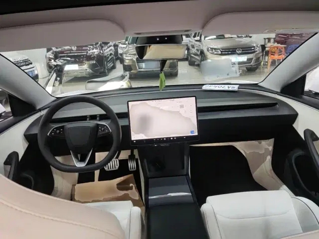 Tesla Model 3 — Фото автомобиля 9