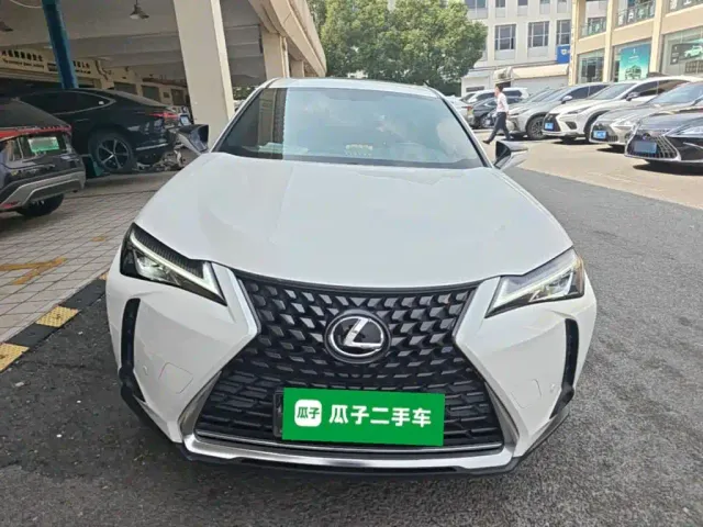 Lexus UX — Фото автомобиля 2