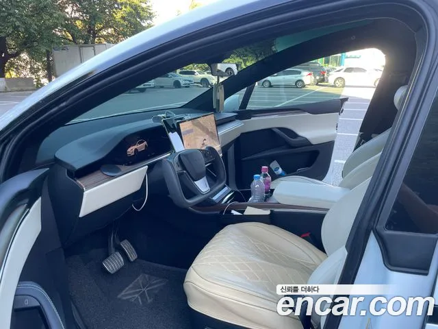 Tesla Model X — Фото автомобиля 10
