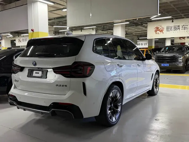 BMW iX3 — Фото автомобиля 12