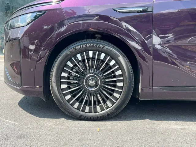 Xpeng X9 — Фото автомобиля 12