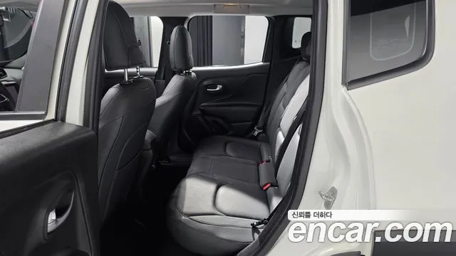 Jeep Renegade — Фото автомобиля 12