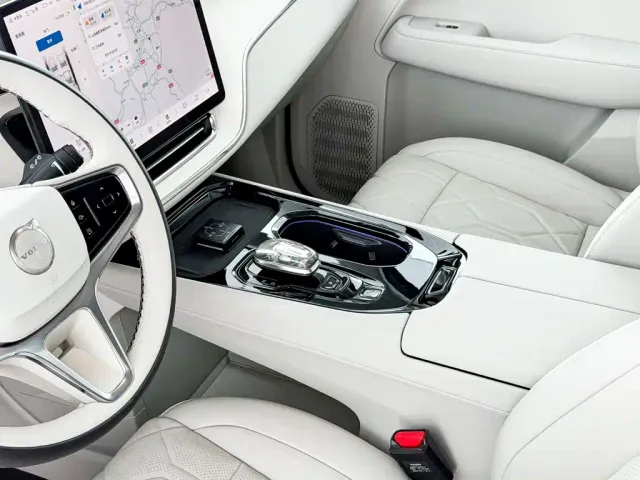 Volvo EM90 — Фото автомобиля 6
