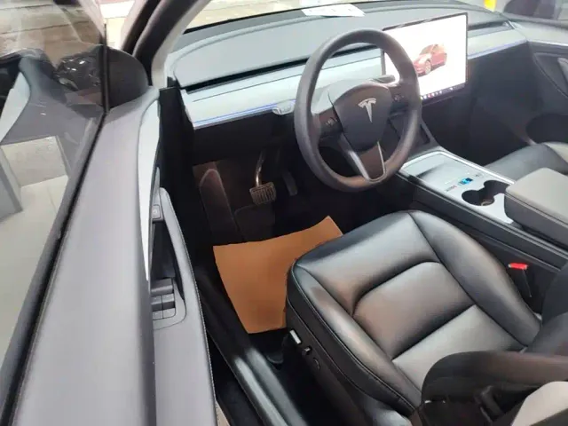 Tesla Model Y — Фото автомобиля 15