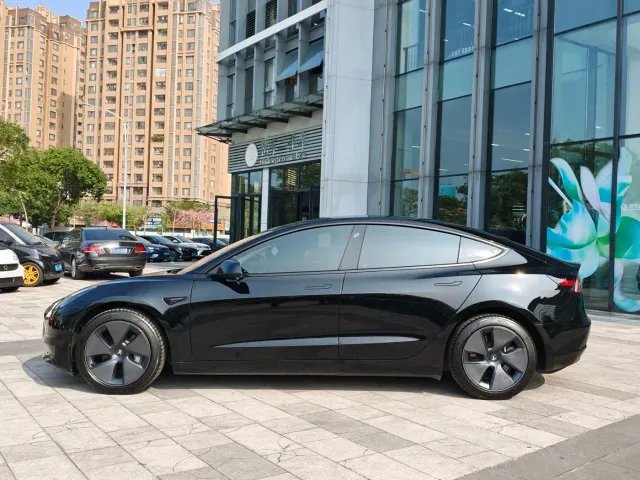 Tesla Model 3 — Фото автомобиля 3