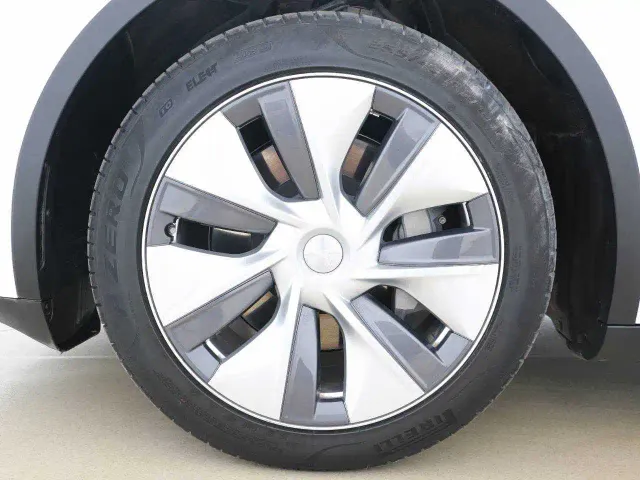Tesla Model Y — Фото автомобиля 13