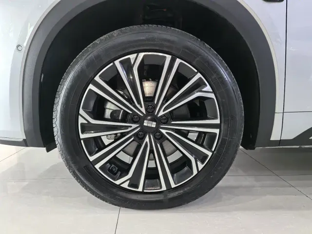 Geely Galaxy Starship 7 EM-i — Фото автомобиля 15