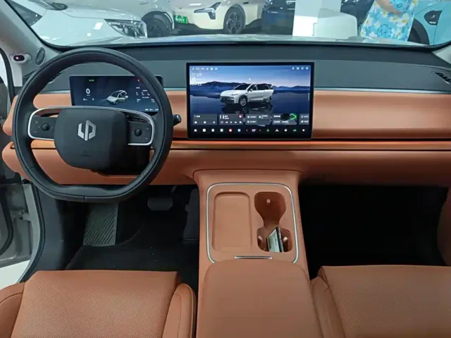 Leapmotor C10 — Фото автомобиля 12