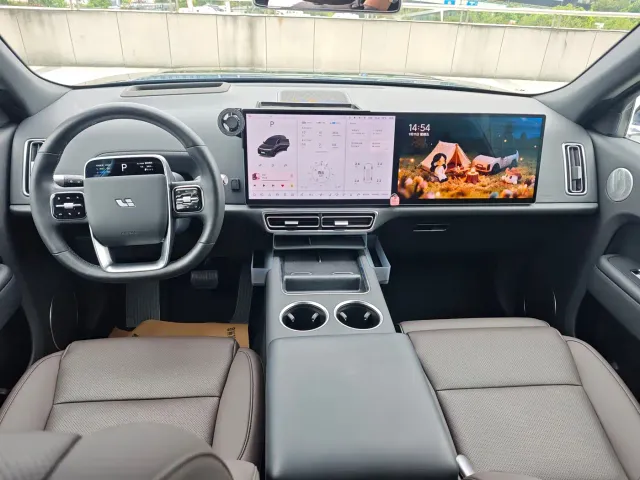 Li Auto L8 — Фото автомобиля 4