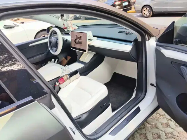 Tesla Model Y — Фото автомобиля 13