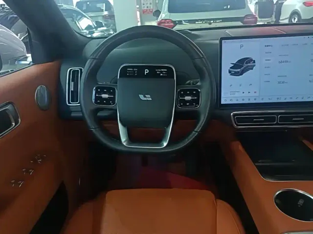 Li Auto L8 — Фото автомобиля 10