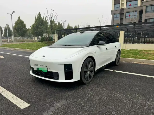 Фотография автомобиля — Li Auto i6