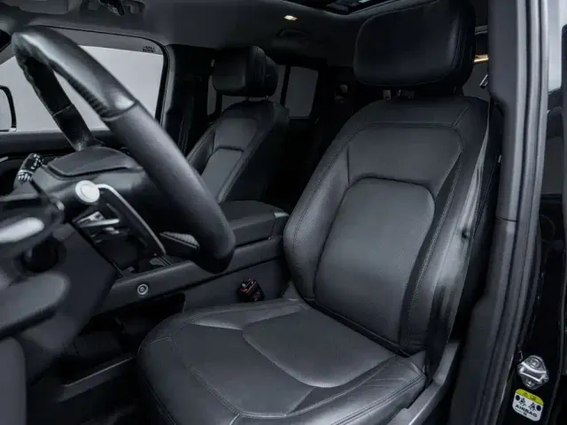 Land Rover Defender — Фото автомобиля 12