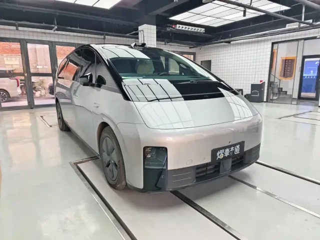 Li Auto MEGA — Фото автомобиля 18