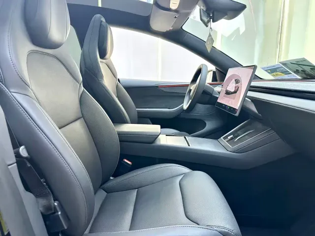 Tesla Model Y L — Фото автомобиля 11