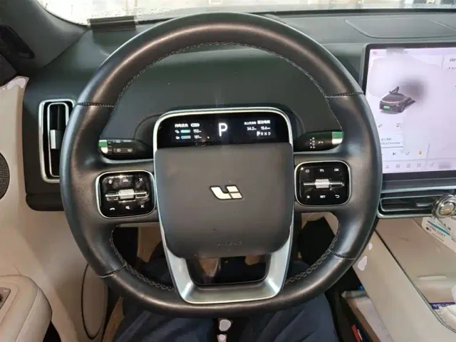 Li Auto L8 — Фото автомобиля 10