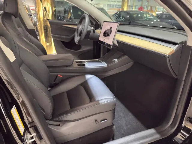 Tesla Model Y — Фото автомобиля 8