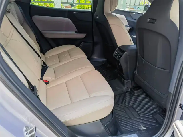 Volvo XC70 Plug-in Hybrid — Фото автомобиля 11