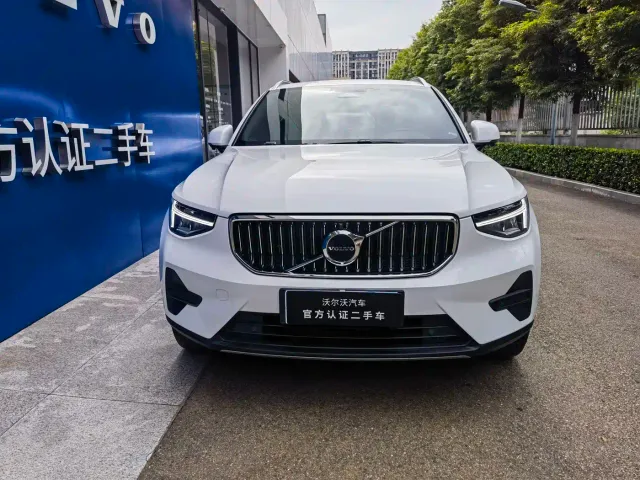 Volvo XC40 — Фото автомобиля 2