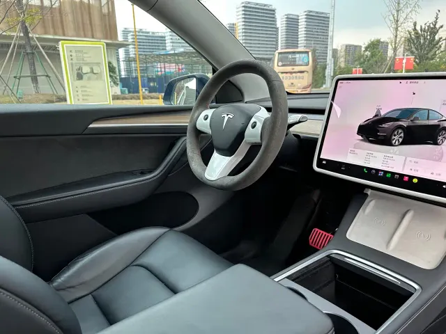 Tesla Model Y — Фото автомобиля 11