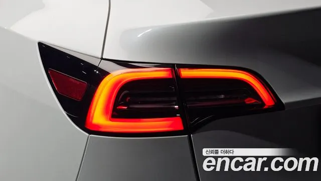 Tesla Model Y — Фото автомобиля 8