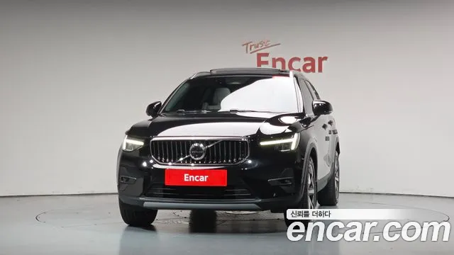 Volvo XC40 — Фото автомобиля 2