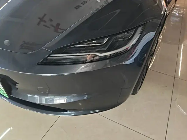 Tesla Model 3 — Фото автомобиля 23