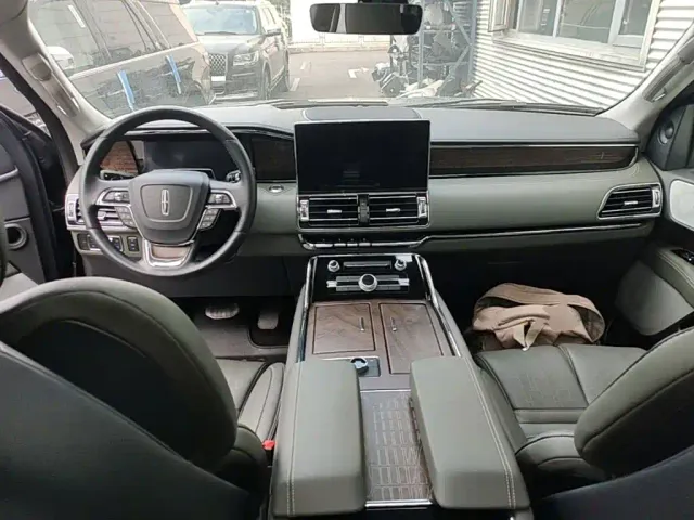 Lincoln Navigator — Фото автомобиля 9