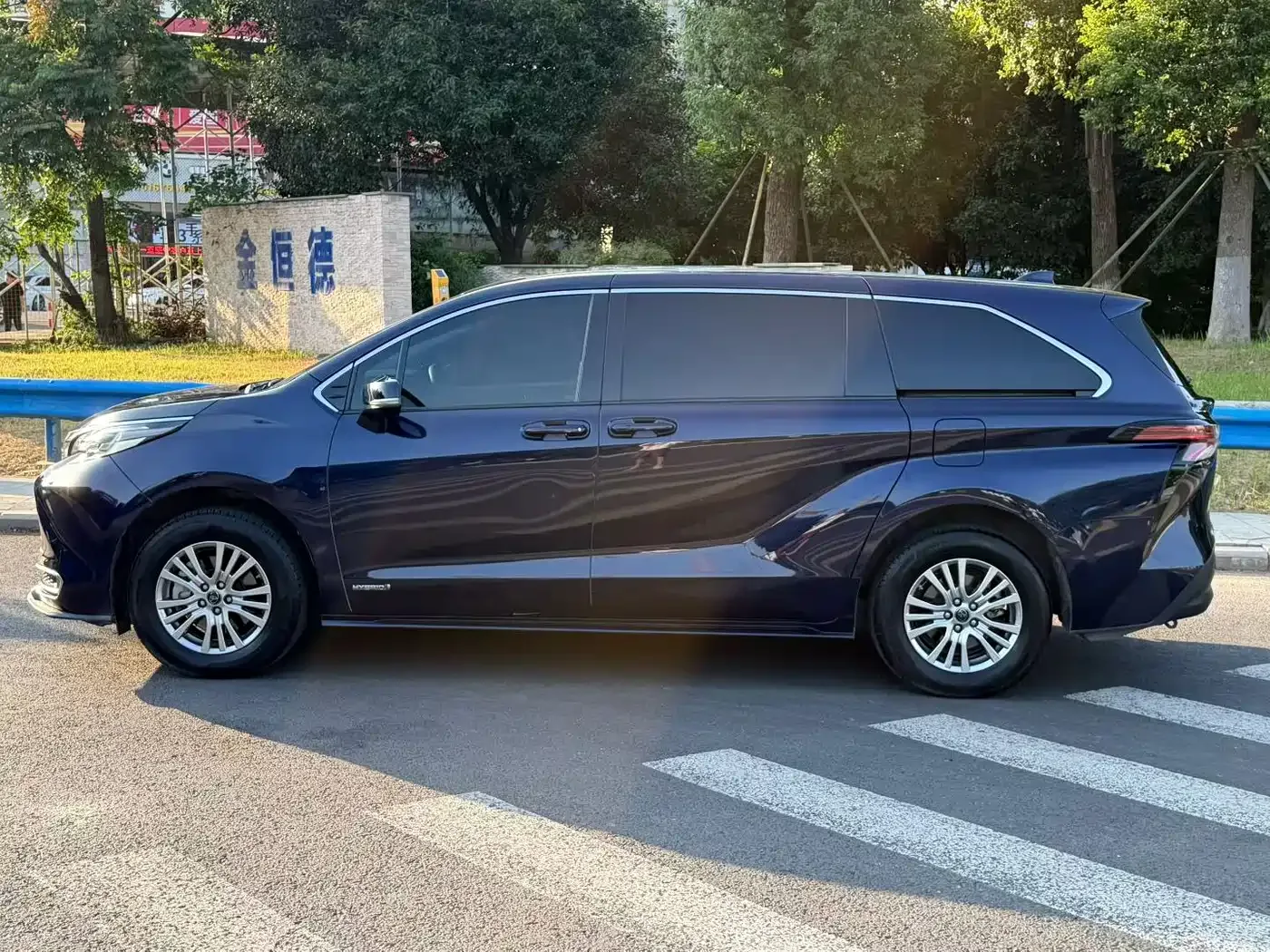 Toyota Toyota Sienna 2021 2.5L Hybrid Comfort Edition — Фото автомобиля 3