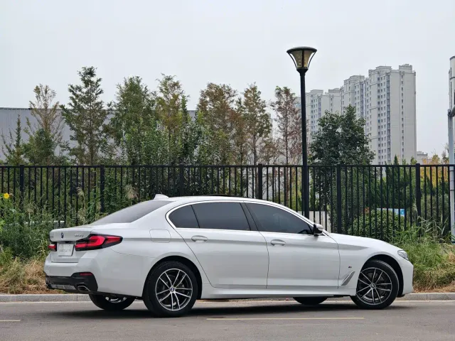 BMW 5 Series — Фото автомобиля 4