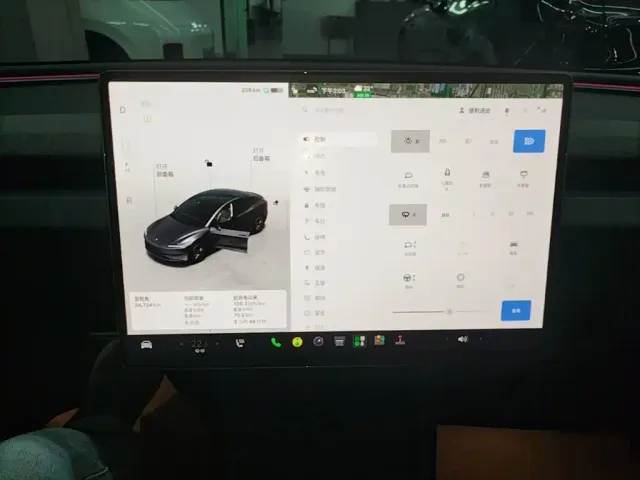 Tesla Model 3 — Фото автомобиля 12