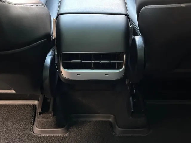 Tesla Model Y — Фото автомобиля 10
